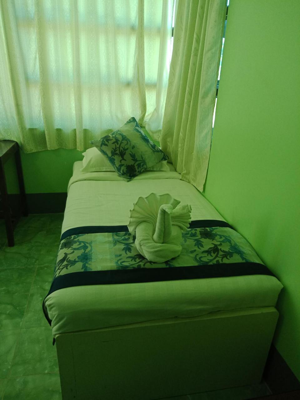 Nay Chi Lin Hotel Pathein Exterior photo